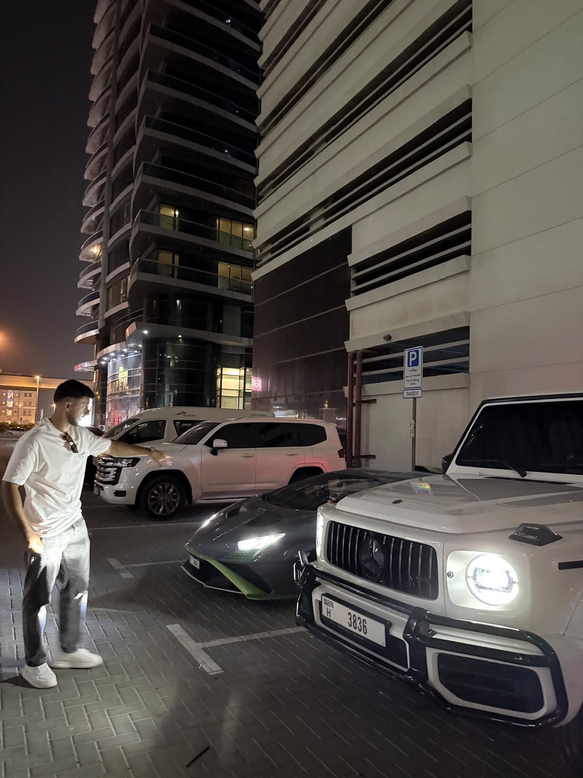 Ashraf neben Supersportwagen in Dubai