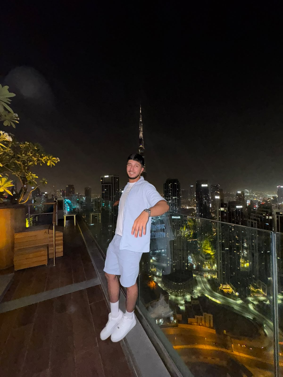 Ashraf auf einer Dachterrasse über der Skyline von Dubai